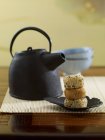 Чайник и липкие рисовые шарики с кунжутом семян (Япония) — стоковое фото