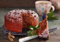 Un petit gâteau au miel au chocolat aux amandes et raisins secs pour Noël — Photo de stock