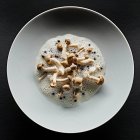 Enoki-Pilze auf einem Teller mit Schaum — Stockfoto