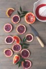 Fette di arancia rossa con una pressa di agrumi — Foto stock