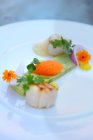 Fried scallops with carrot mousse — Stock Photo