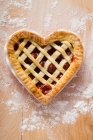 Крупным планом вкусный свежеиспеченный вишневый пирог — стоковое фото