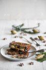 Два ломтика фруктового хлеба на тарелке (Рождество)) — стоковое фото