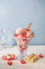 Strawberry ice cream with fresh strawberries and white chocolate — Stock Photo