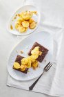 Brownies con plátanos caramelizados - foto de stock