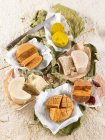 Verschiedene Arten von veganem Käse, gewürzt mit Arganöl, Curry-Pulver und Kurkuma — Stockfoto