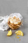 Merengue de limón Tarta, trozos de tela y limón - foto de stock