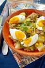 Salada de batatas com ovos fervidos, mostarda e ervas — Fotografia de Stock