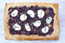 Пирог с козьим сыром и карамельным луком — стоковое фото