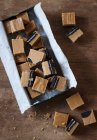 Шоколадные плитки на деревянном фоне — стоковое фото