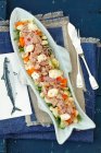 Frijol blanco, rúcula, zanahoria, patatas y ensalada de atún con mayonesa - foto de stock