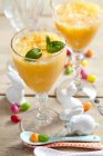 Cenoura e smoothie laranja com iogurte e mel para a Páscoa — Fotografia de Stock