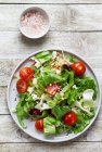 Salade mixte avec tomates, fromage de chèvre, pignons de pin et graines de sésame — Photo de stock