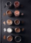 Различные типы и цвета курсовой соли в банках — стоковое фото