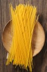 Primer plano de deliciosos espaguetis en un plato - foto de stock