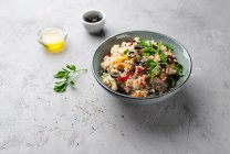 Couscous-Salat mit Meeresfrüchten und Gemüse — Stockfoto