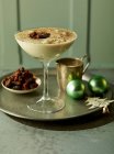 Brandy Creme mit Zimtzucker und Christmas Pudding Crumbs (England) — Stockfoto