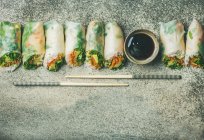Vegan spring or summer rice paper rolls with vegetables, sauce and chopsticks — Stock Photo