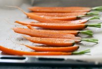 Морква з оливковою олією і травами ( готова до приготування ) — стокове фото