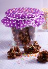 Gâteaux au chocolat faits maison avec des canneberges dans un bocal pour Noël — Photo de stock