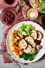Rolada de peru com legumes e batatas assadas para o Natal — Fotografia de Stock