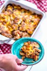 Moussaka en un plato y en un plato para hornear - foto de stock