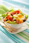 Салат з салямі, яйцем, динею та оливками — стокове фото