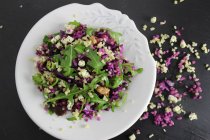 Repolho vermelho e salada de trigo bulgur com folhas de foguete — Fotografia de Stock