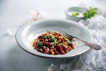Beetroot orzo pasta with chickpeas, spinach and herb sauce (vegan) — Stock Photo