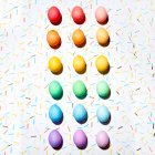 Ovos de Páscoa coloridos dispostos em um gradiente de cor (vista superior) — Fotografia de Stock