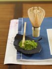 Matcha en polvo y un batidor de té (Japón) - foto de stock
