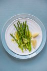 Espargos verdes com manteiga de alho e limão — Fotografia de Stock