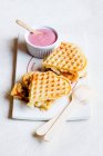 Waffles em forma de coração com molho de cereja — Fotografia de Stock