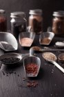 Различные типы курсовой соли в металлических скопсах — стоковое фото