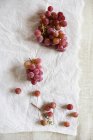Красный виноград на поверхности бумажной пленки — стоковое фото