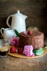 Torta al cioccolato condita con fragole — Foto stock