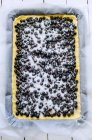Gâteau aux myrtilles, non cuit, vue sur le dessus — Photo de stock