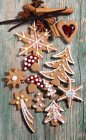 Vários biscoitos de gengibre decorados para o Natal — Fotografia de Stock