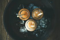 Холодный чай со льдом в стеклянных бутылках с молоком — стоковое фото