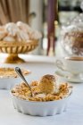 Apfelkuchen mit Baiser und Zimt und Karamelleis — Stockfoto
