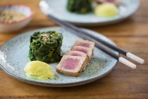 Tataki de thon avec salade d'épinards et oeufs de wasabi — Photo de stock