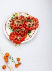 Tomato salad with herbs and olive oil — Stock Photo