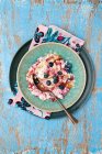 Blaubeerbrei mit Marmelade in Schüssel mit Löffel serviert — Stockfoto