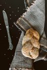 Цельнозерновые рулоны с семенами и цельными зернами — стоковое фото