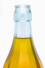 Hals einer Olivenölflasche — Stockfoto