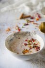 Крупним планом знімок смачного рисового пудингу з їстівними квітами — стокове фото