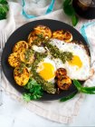 Смажені яйця з соусом з мандрівника та димічуррі на сніданок — стокове фото