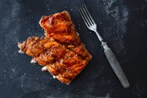 Costole di carne di maiale su una griglia — Foto stock