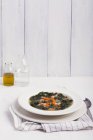 Капустный суп с морковью и бобами — стоковое фото