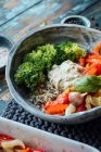 Páprica torrada, brócolis, quinoa e húmus — Fotografia de Stock